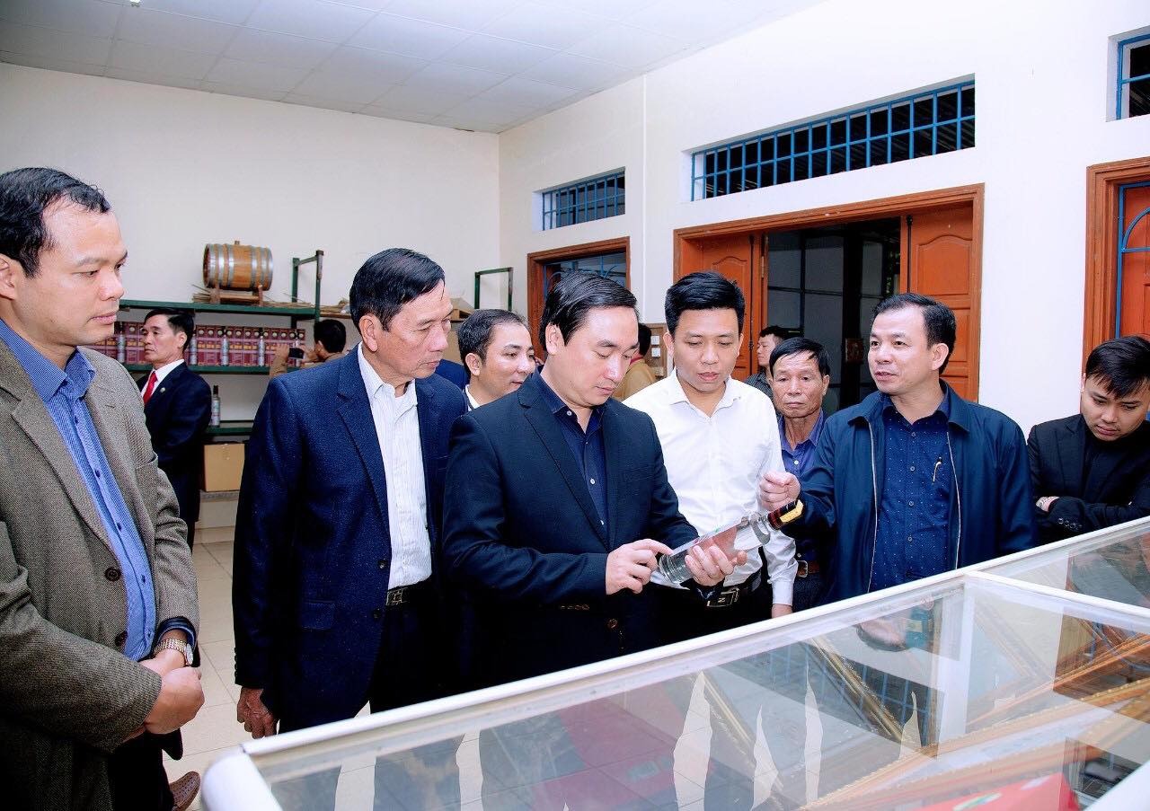 Cách chọn mua rượu Mai Hạ về làm quà cho người thân, bạn bè (Nguồn: KAG Việt Nam) Cách chọn mua rượu Mai Hạ về làm quà cho người thân, bạn bè (Nguồn: KAG Việt Nam)