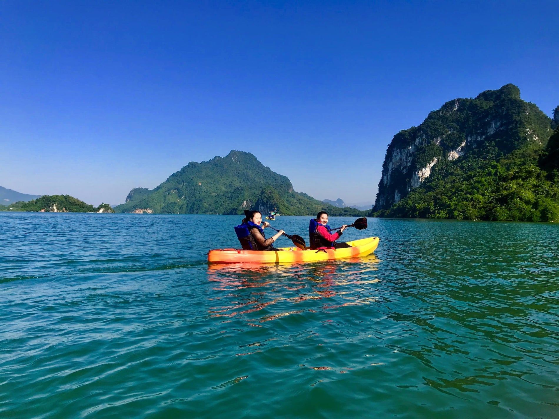 Trải nghiệm chèo kayak trên hồ Hòa Bình (Nguồn: vnexpress)