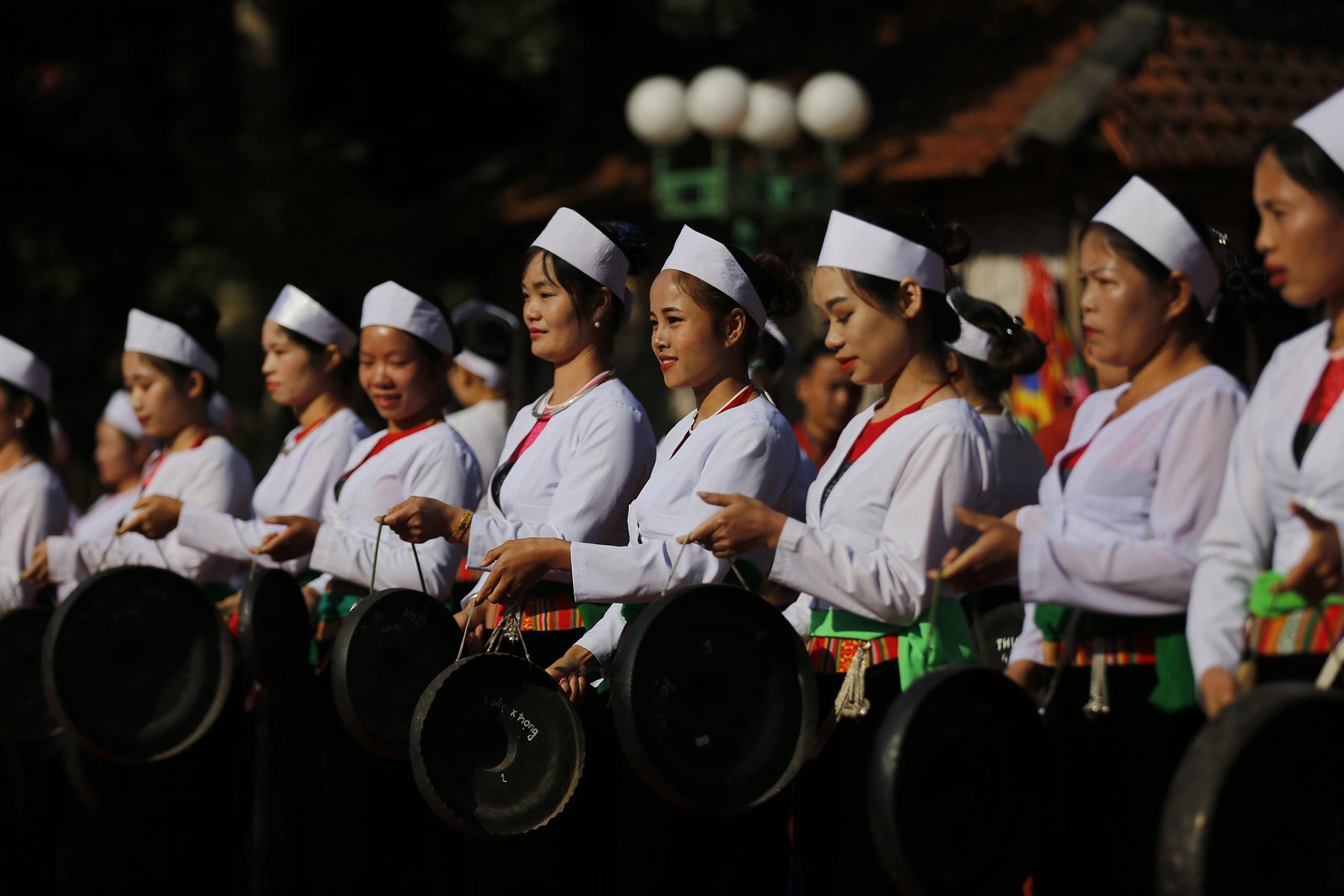 Những người phụ nữ Mường dịu dàng trong trang phục dân tộc (Nguồn: Báo Nhân Dân)
