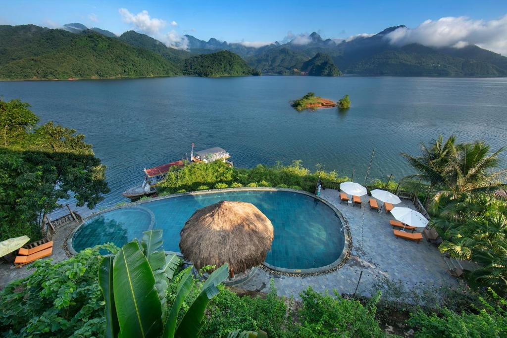 Hồ bơi ngoài trời của Mai Chau Hideaway Lake Resort 
