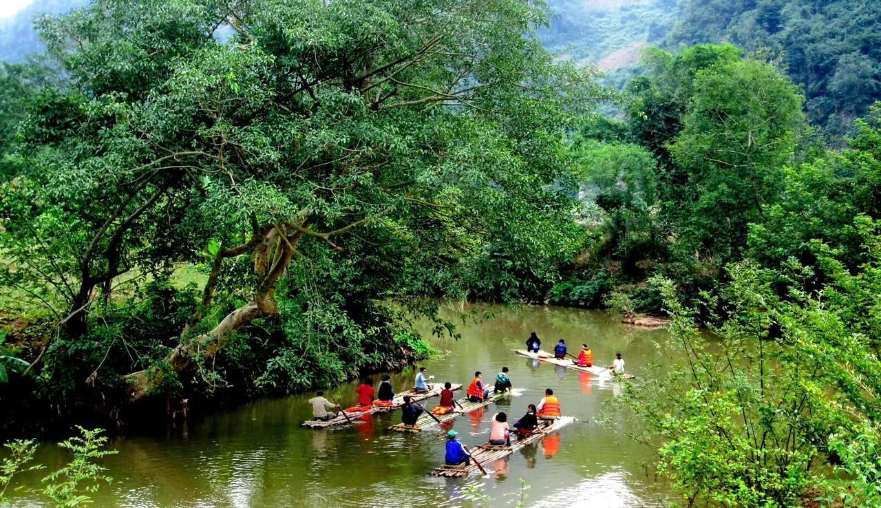 Những chiếc bè tre sẽ đưa bạn đi ngắm nhìn thiên nhiên Mai Hịch theo một cách rất riêng