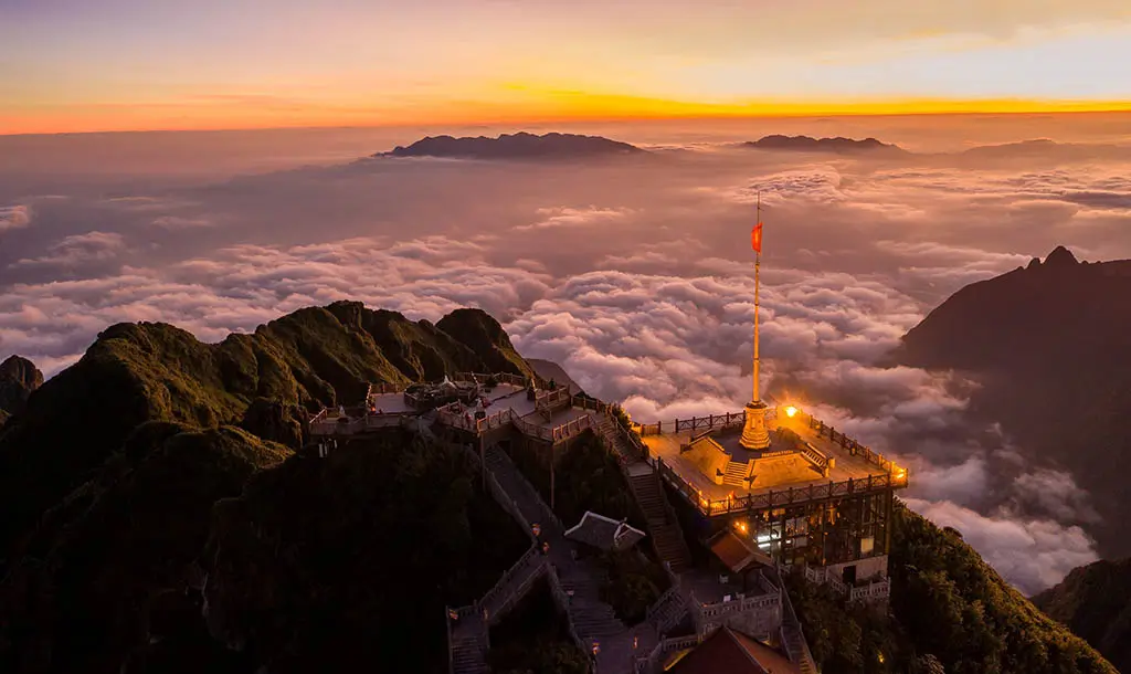 Những dãy núi trập trùng trong biển mây (nguồn: Vivu tour)