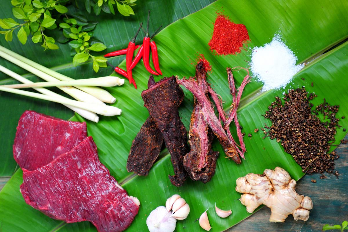 Thịt trâu gác bếp và những nguyên liệu chính để làm ra đặc sản Tây Bắc này (nguồn: Gia đình)