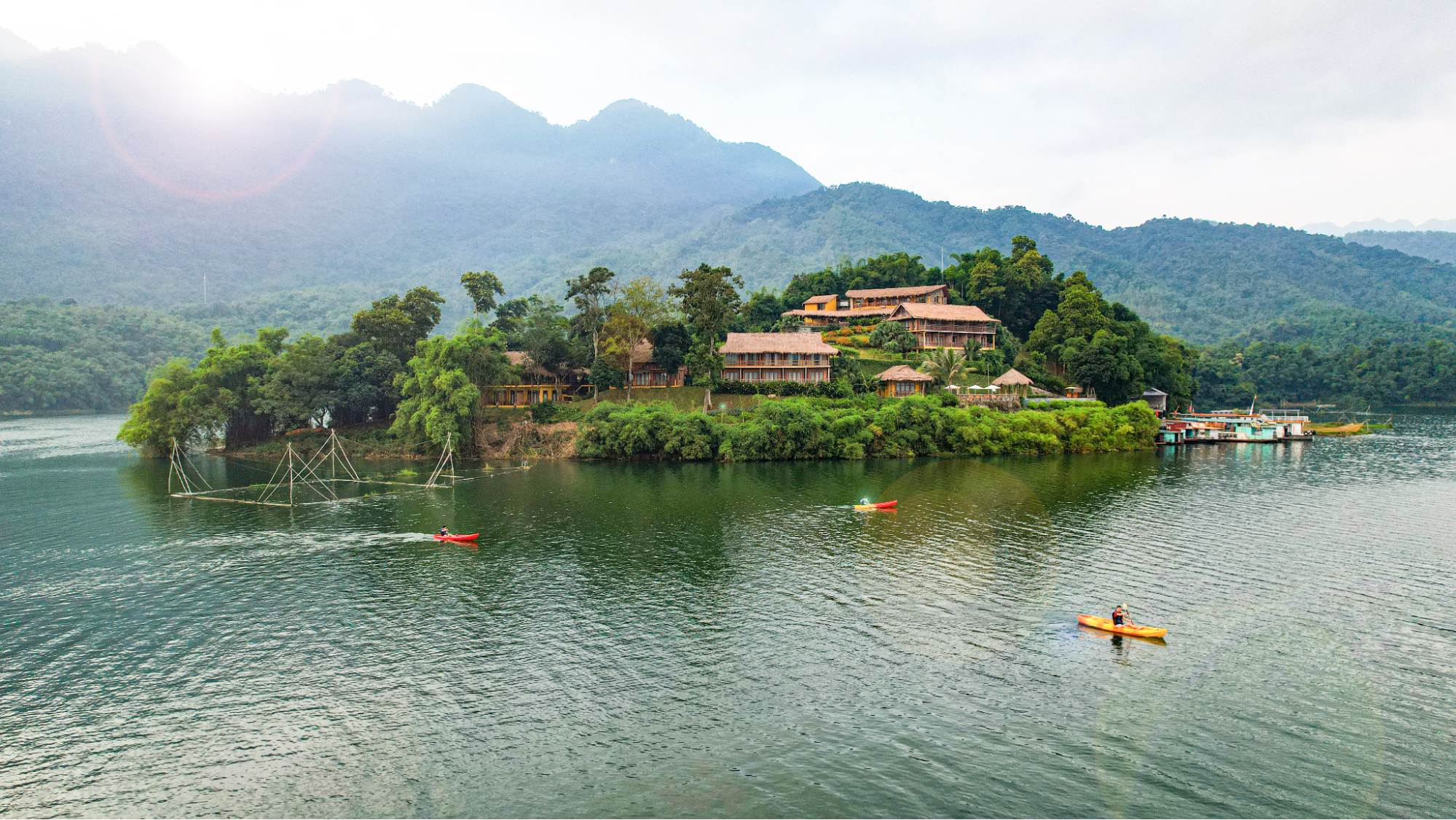 Mai Chau Hideaway Lake Resort nằm biệt lập bên hồ Hòa Bình 