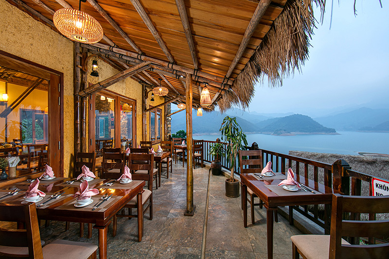 Không gian ăn uống sang trọng với view hồ Hòa Bình tuyệt đẹp của Mai Chau Hideaway Lake Resort Không gian ăn uống sang trọng với view hồ Hòa Bình tuyệt đẹp của Mai Chau Hideaway Lake Resort