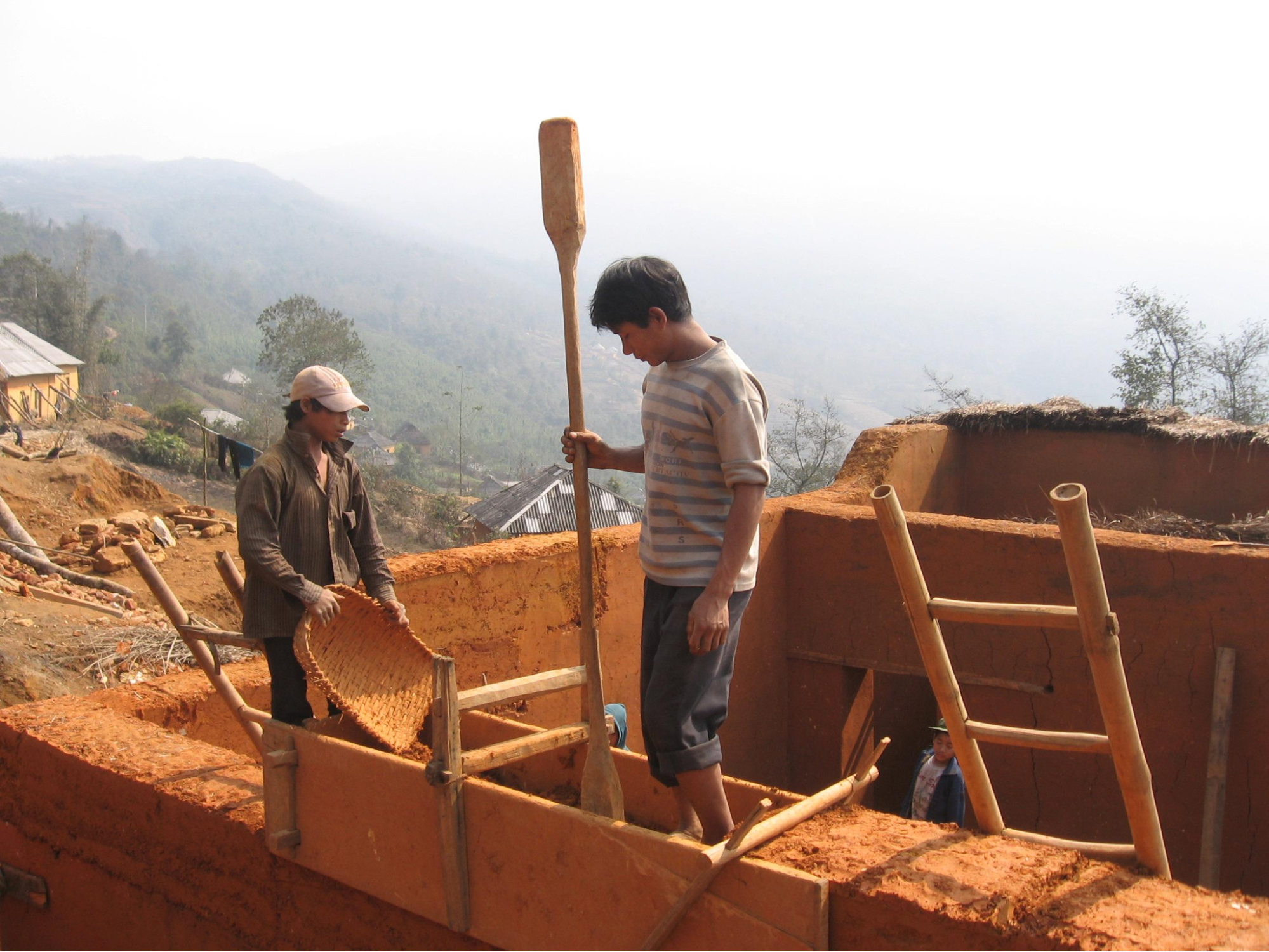 Công đoạn nện đất cần phải làm thật kỳ công (nguồn: Du lịch Lào Cai) Công đoạn nện đất cần phải làm thật kỳ công (nguồn: Du lịch Lào Cai)