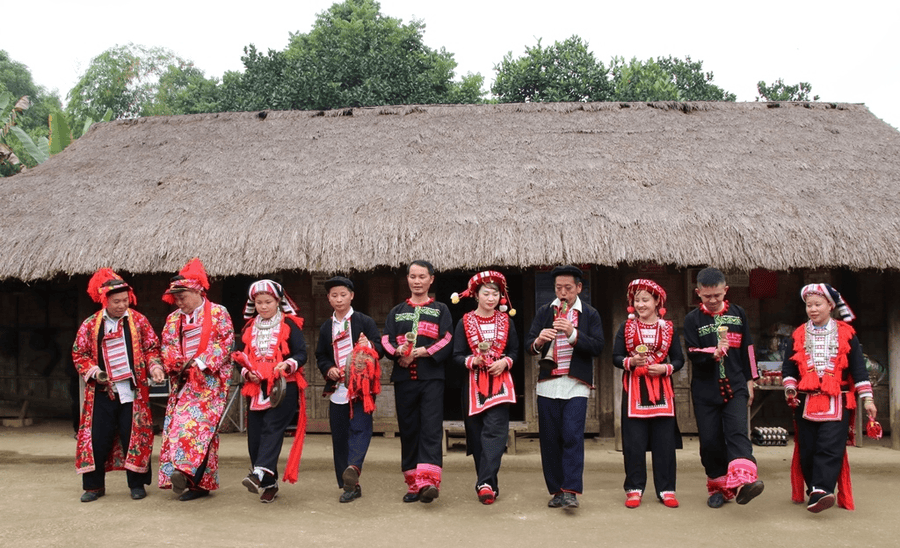 Trang phục rực rỡ của người Dao đỏ trong lễ cầu mùa (nguồn: Báo Dân tộc và Phát triển)