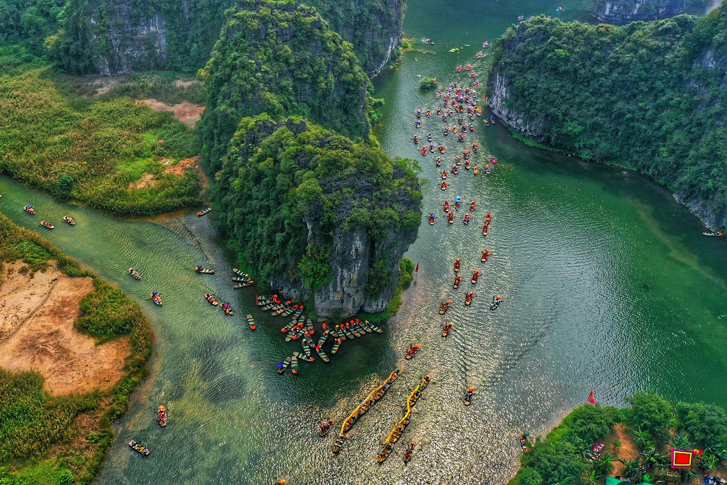 Chuyến xe buýt từ Mai Châu đến Ninh Bình hơi dài, nhưng những cảnh quan tuyệt đẹp đang chờ ở Ninh Bình khiến mọi thứ hoàn toàn xứng đáng (nguồn: Vietnam Plus)