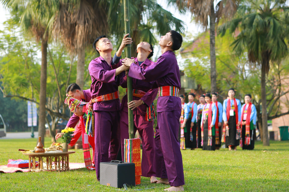 Cây nêu được coi là cây thiêng ngày Tết của người Mường Cây nêu được coi là cây thiêng ngày Tết của người Mường
