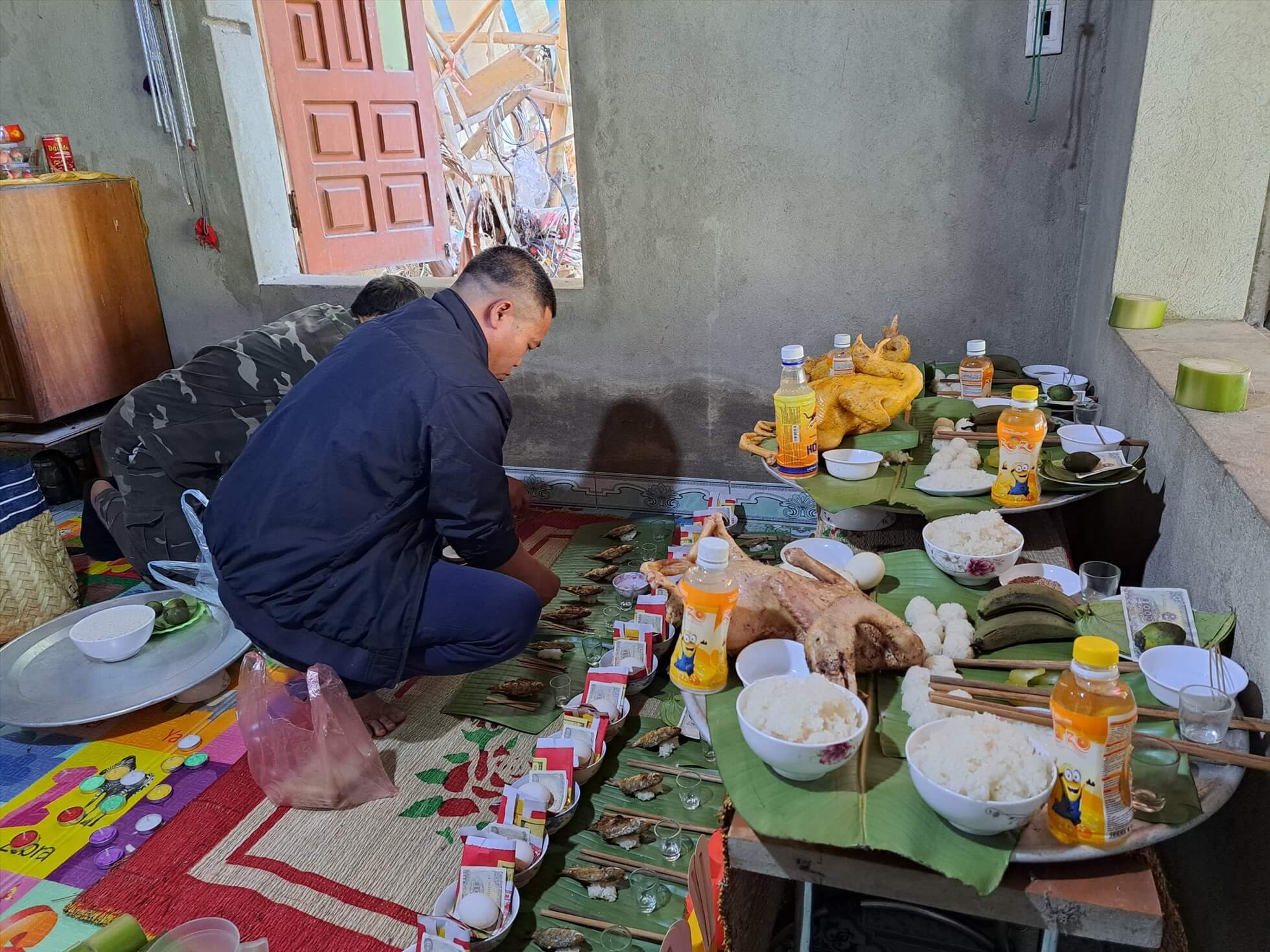 Con cháu bày mâm cơm cúng để mời tổ tiên về ăn Tết Con cháu bày mâm cơm cúng để mời tổ tiên về ăn Tết