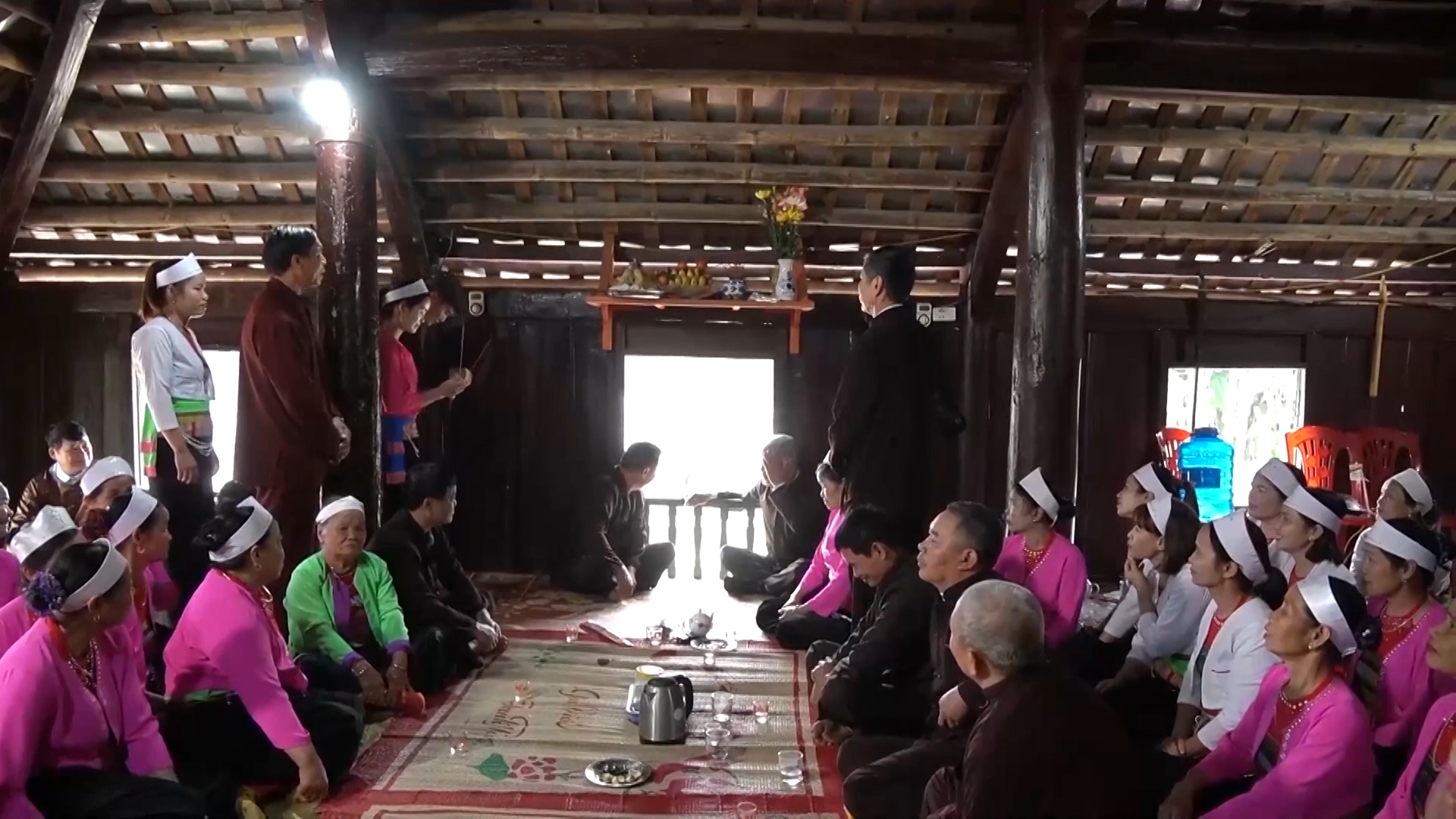 Gia đình chú rể mang sính lễ đến nhà cô dâu Gia đình chú rể mang sính lễ đến nhà cô dâu