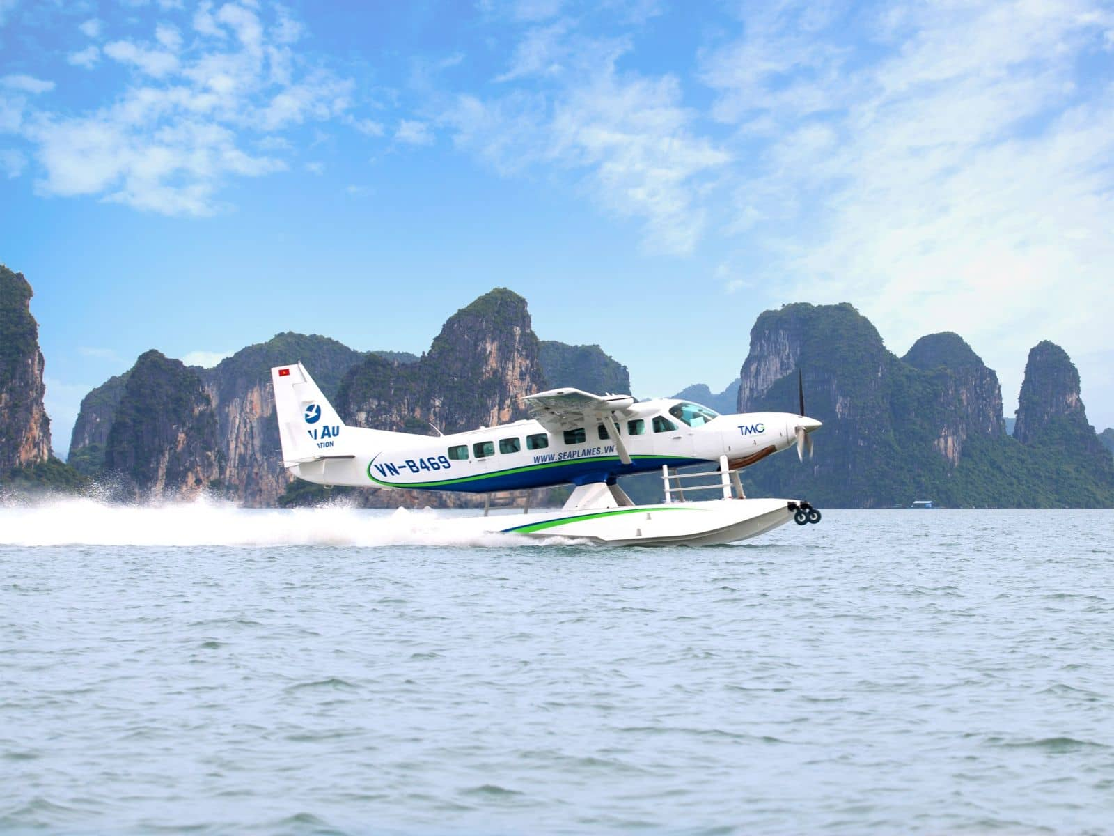 Thủy phi cơ từ Vịnh Hạ Long đến Hà Nội mang đến góc nhìn từ trên cao độc đáo và ngoạn mục ra vịnh (nguồn: Vietnam original travel)