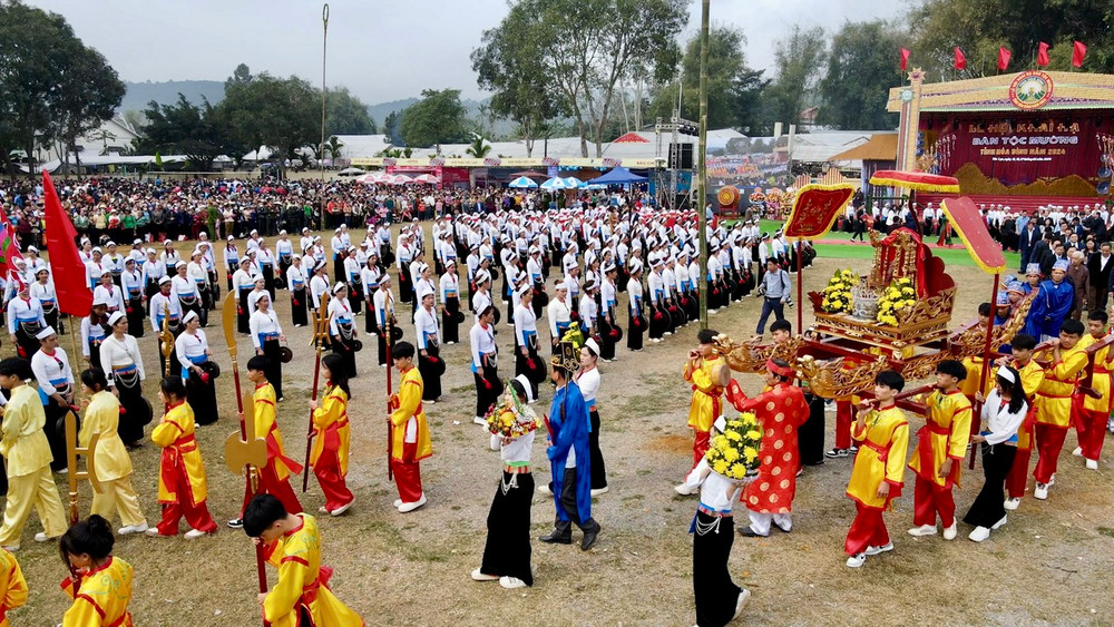 Lễ hội xuống đồng, hay còn gọi là Khai Hạ, được tổ chức rất long trọng tại các Mường lớn