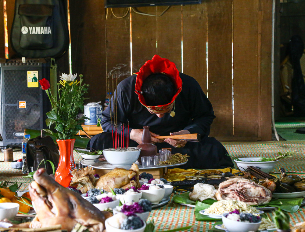 Thầy Mo làm lễ trong buổi lễ cúng vía
