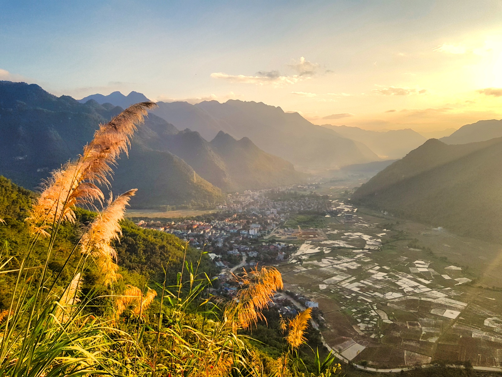 Sunset Mai Chau: Magical golden moments you shouldn't miss