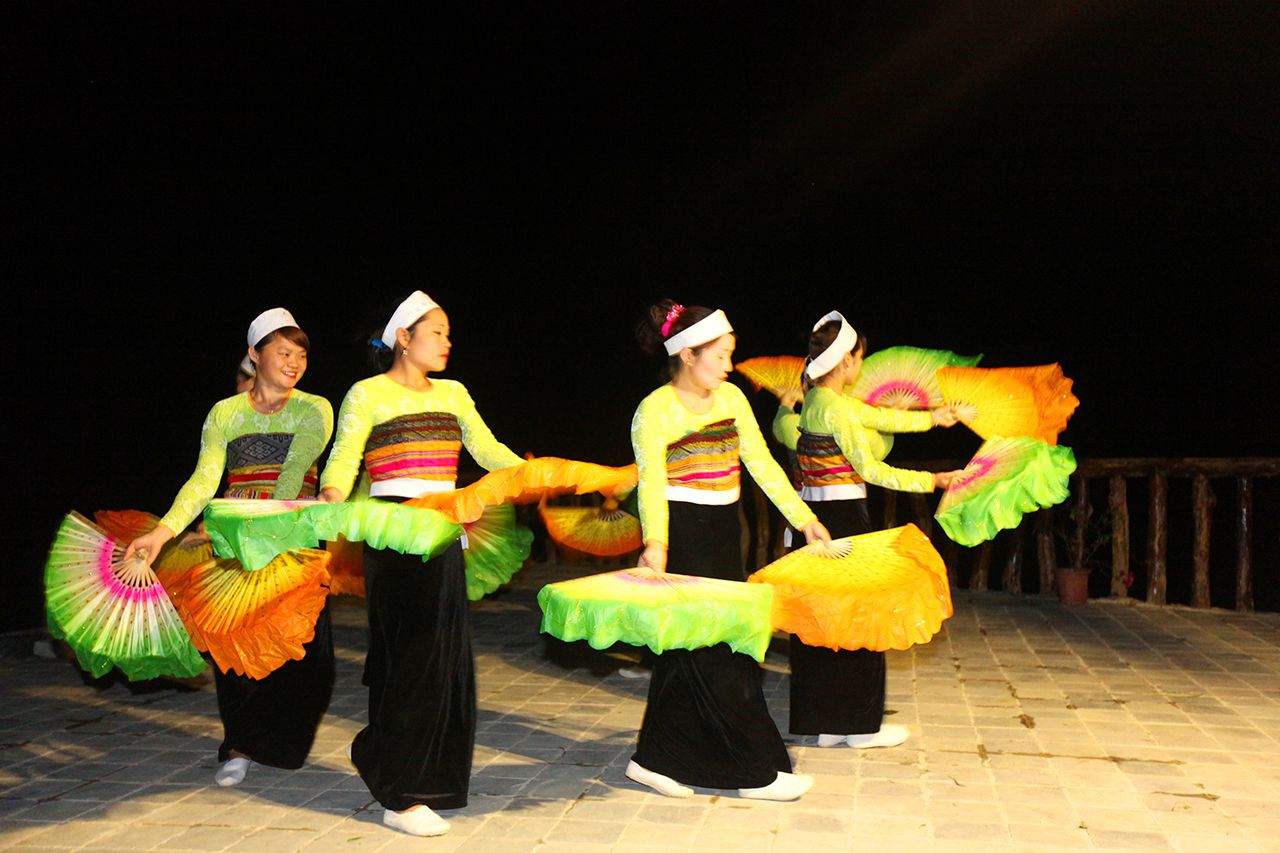 Experiencing Thai folk dance in the sunset Mai Chau