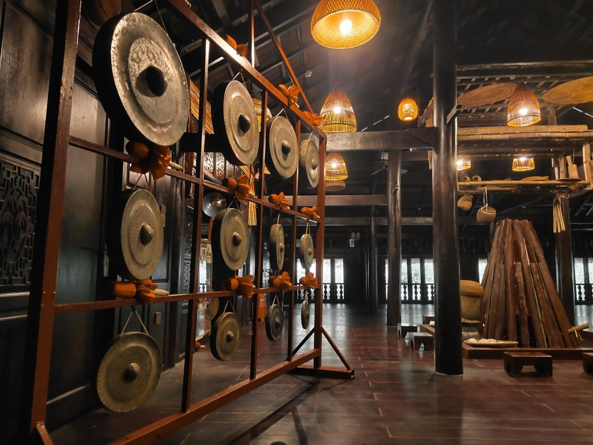 12 chiếc cồng chiêng tượng trưng cho 12 Mường khác nhau, thể hiện sự gắn kết của dân tộc này (nguồn: Uỷ ban nhà nước về người Việt Nam ở nước ngoài)