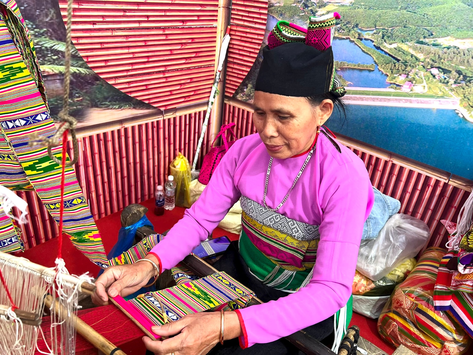 Nghề dệt vải thổ cẩm truyền thống được người Mường giữ gìn qua nhiều thế hệ (nguồn: Pháp luật Dân tộc)