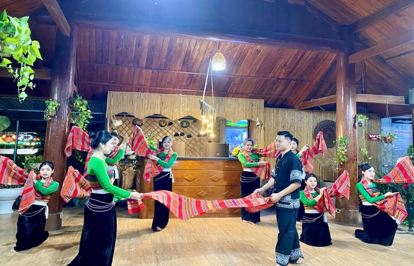 Tham gia các hoạt động văn hóa và lễ hội địa phương ở Bản Nhót Mai Châu Tham gia các hoạt động văn hóa và lễ hội địa phương ở Bản Nhót Mai Châu