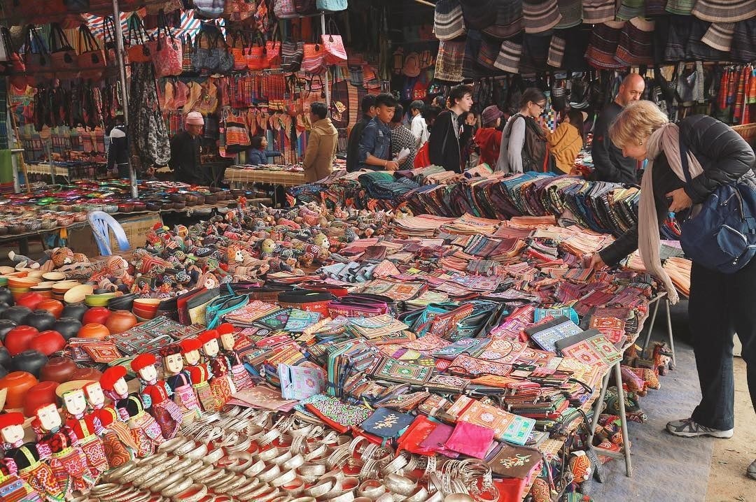 Mua sắm đồ thủ công mỹ ngMua sắm đồ thủ công mỹ nghệ tại chợ phiên Mai Châuhệ tại chợ phiên Mai Châu Mua sắm đồ thủ công mỹ nghệ tại chợ phiên Mai Châu
