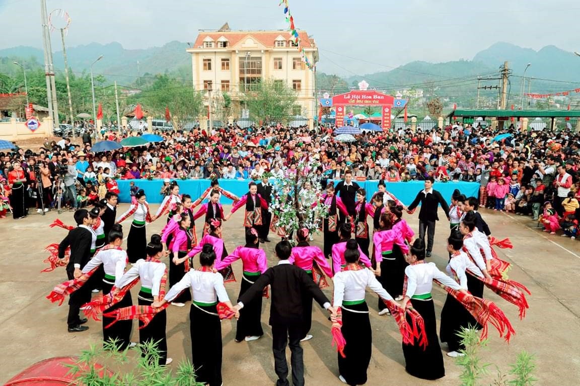 Tham gia các hoạt động văn hóa tại chợ phiên Mai Châu Tham gia các hoạt động văn hóa tại chợ phiên Mai Châu
