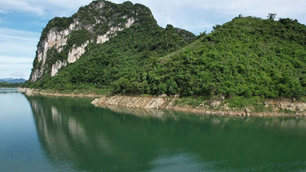 Hồ Hòa Bình nằm trên sông Đà, một con sông quan trọng trong hệ thống sông ngòi của miền Bắc Việt Nam Hồ Hòa Bình nằm trên sông Đà, một con sông quan trọng trong hệ thống sông ngòi của miền Bắc Việt Nam