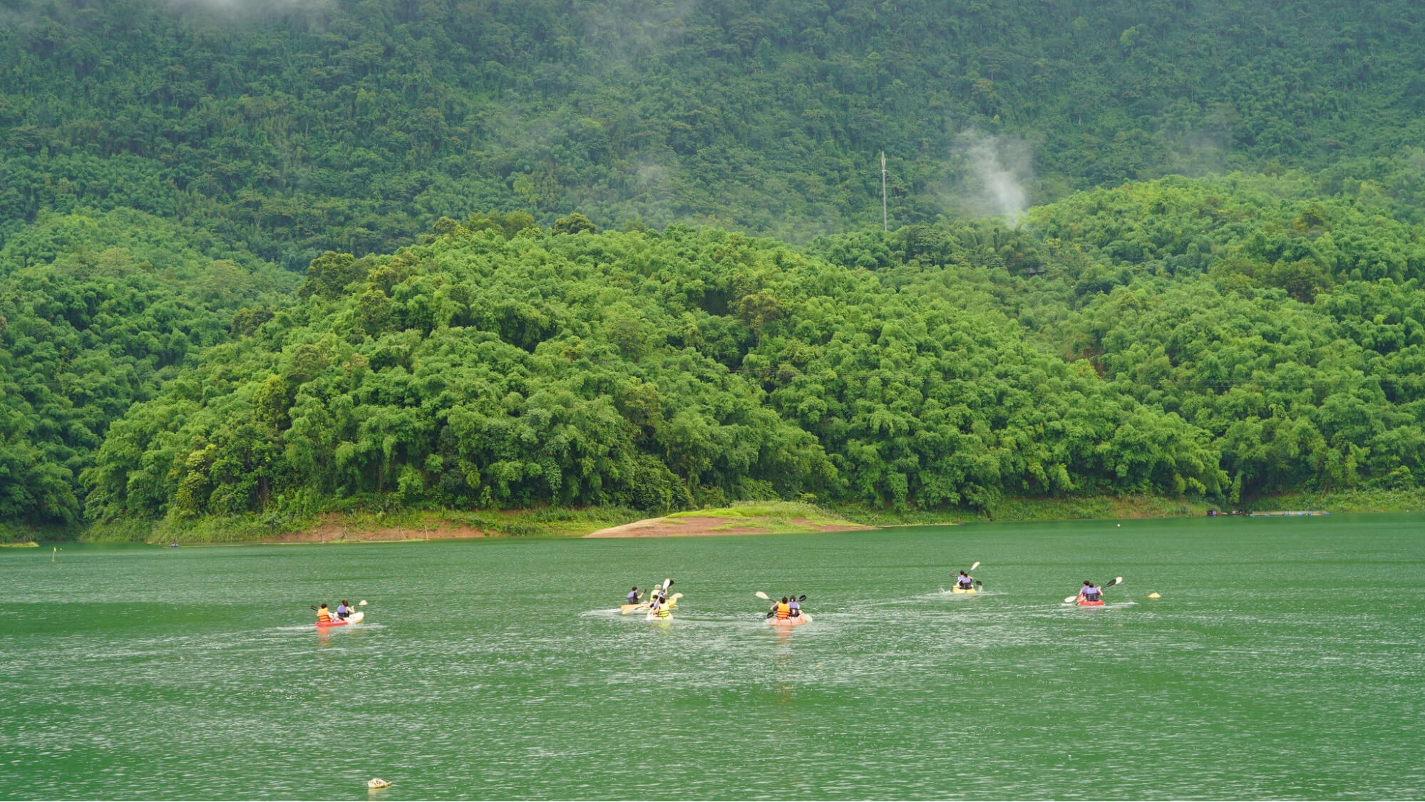 Chèo thuyền kayak ở hồ Hòa Bình Chèo thuyền kayak ở hồ Hòa Bình