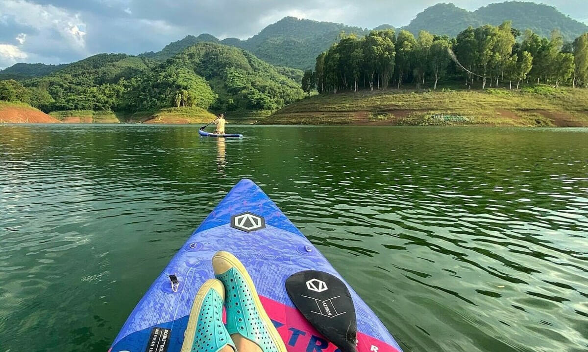 Hoạt động được rất nhiều du khách yêu thích là thuê thuyền du ngoạn trên hồ Hòa Bình Hoạt động được rất nhiều du khách yêu thích là thuê thuyền du ngoạn trên hồ Hòa Bình