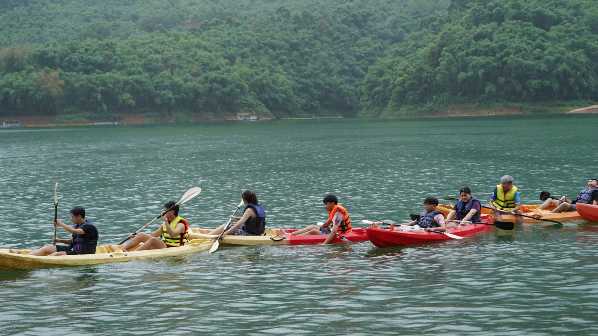 Tour chèo thuyền kayak trên hồ Hòa Bình tại Mai Chau Hideaway Tour chèo thuyền kayak trên hồ Hòa Bình tại Mai Chau Hideaway