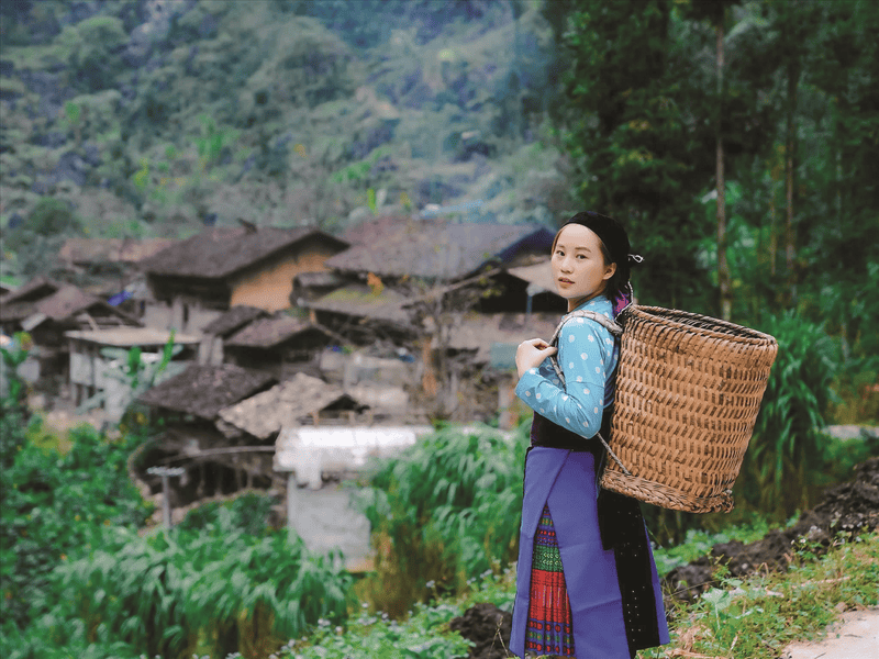 Vải lanh là chất liệu quan trọng nhất trong trang phục của người Mông (Báo Dân tộc và Phát triển)