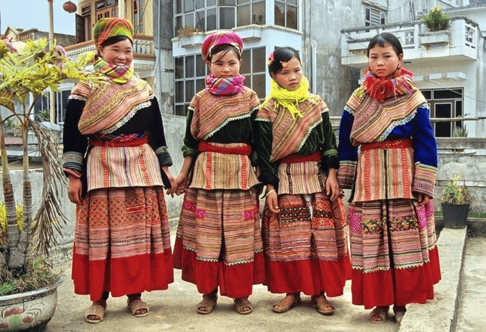 Váy thường được may từ nhiều lớp vải xếp ly nhỏ, tạo thành dáng váy xòe rộng rất đặc trưng (Nguồn: VanhoaVietNam)