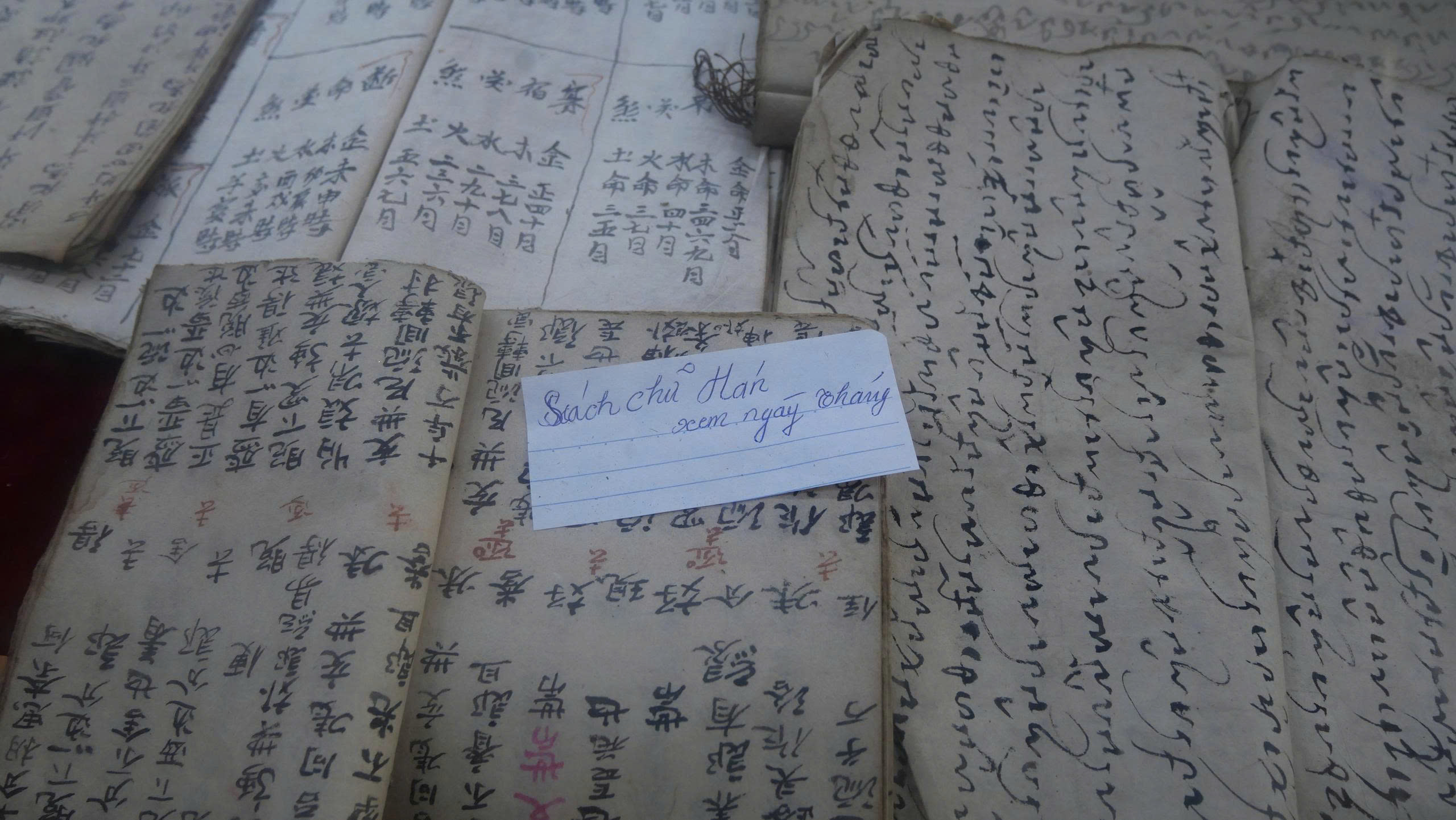 Những trang chữ giúp du khách hiểu hơn về văn hóa người Thái Những trang chữ giúp du khách hiểu hơn về văn hóa người Thái