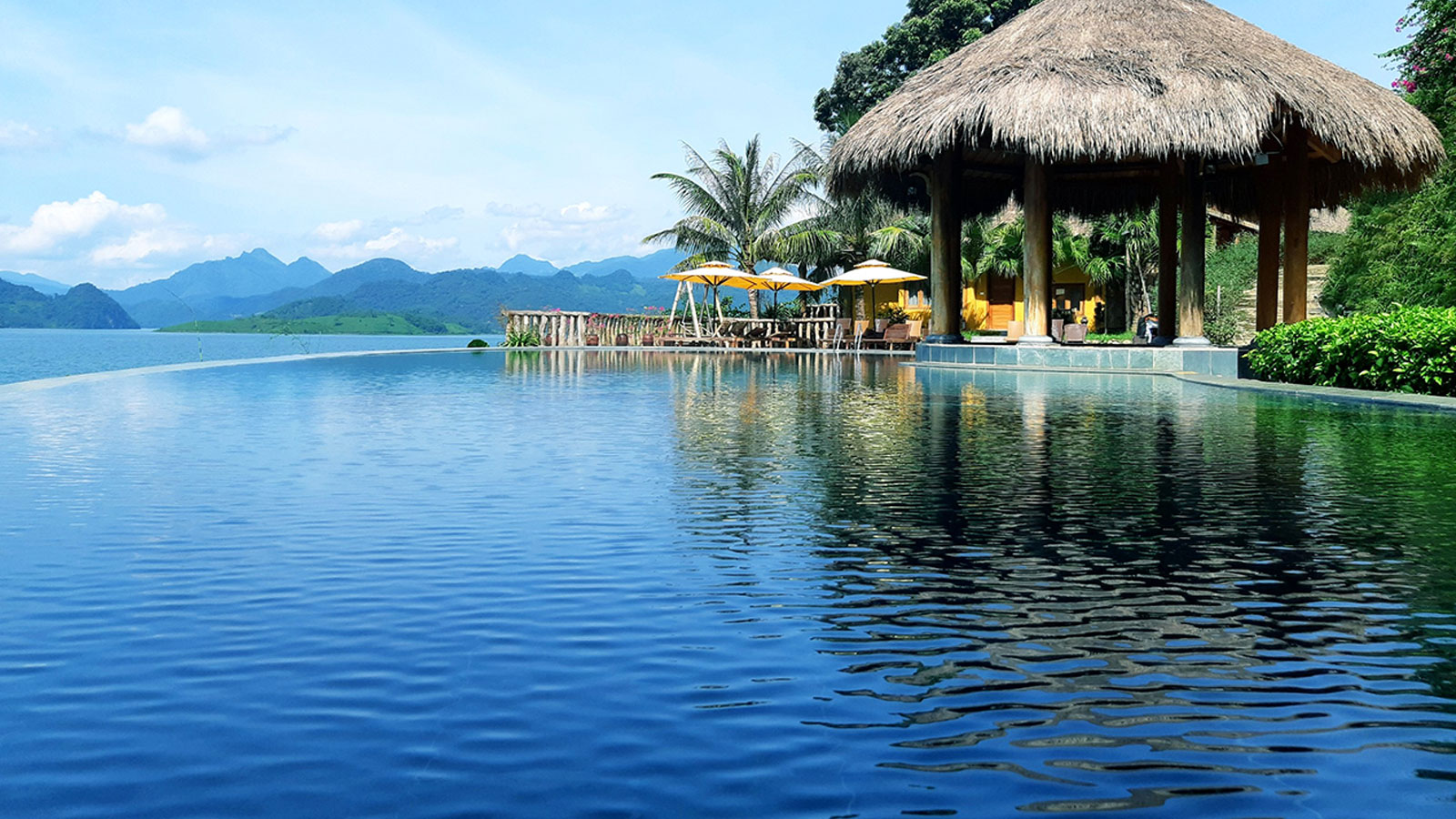 Bể bơi vô cực ở Mai Chau Hideaway Lake Resort Bể bơi vô cực ở Mai Chau Hideaway Lake Resort