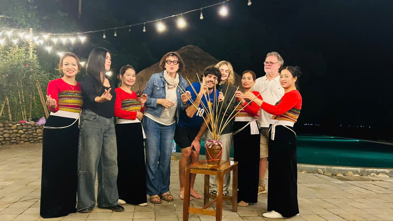 Hình ảnh du khách hào hứng cảm nhận rượu Cần