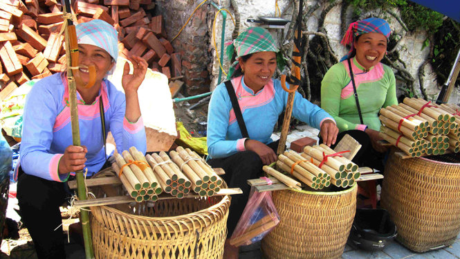 Những ống cơm lam được người dân bày bán ven đường Những ống cơm lam được người dân bày bán ven đường