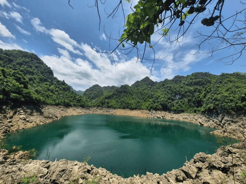 Vẻ đẹp độc đáo của hồ Mắt Rồng Mai Châu (Nguồn: Báo Lao Động)