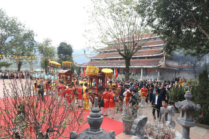Đoàn rước kiệu về trước sân chùa Tiên (Nguồn: Báo ảnh Dân tộc và Miền núi)