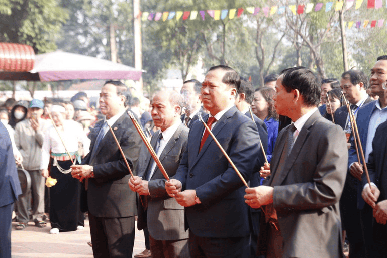 Các ban lãnh đạo cũng đến dâng hương tại chùa (Nguồn: Báo Nhân Dân)