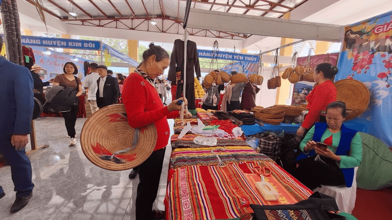 Hội chợ xuân tấp nập du khách (Nguồn: Báo Lao Động)