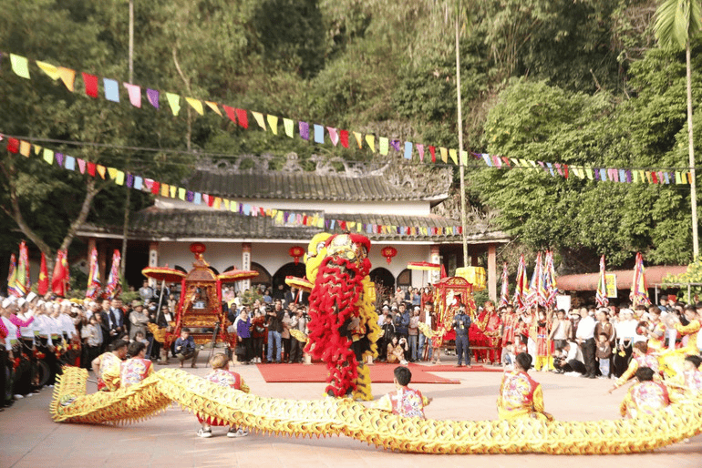 Màn rước lân tại lễ khai hội (Nguồn: Báo Nhân Dân)