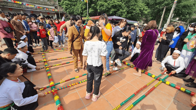Những trò chơi dân gian thu hút đông đảo du khách tham gia (Nguồn: Báo ảnh Dân tộc)