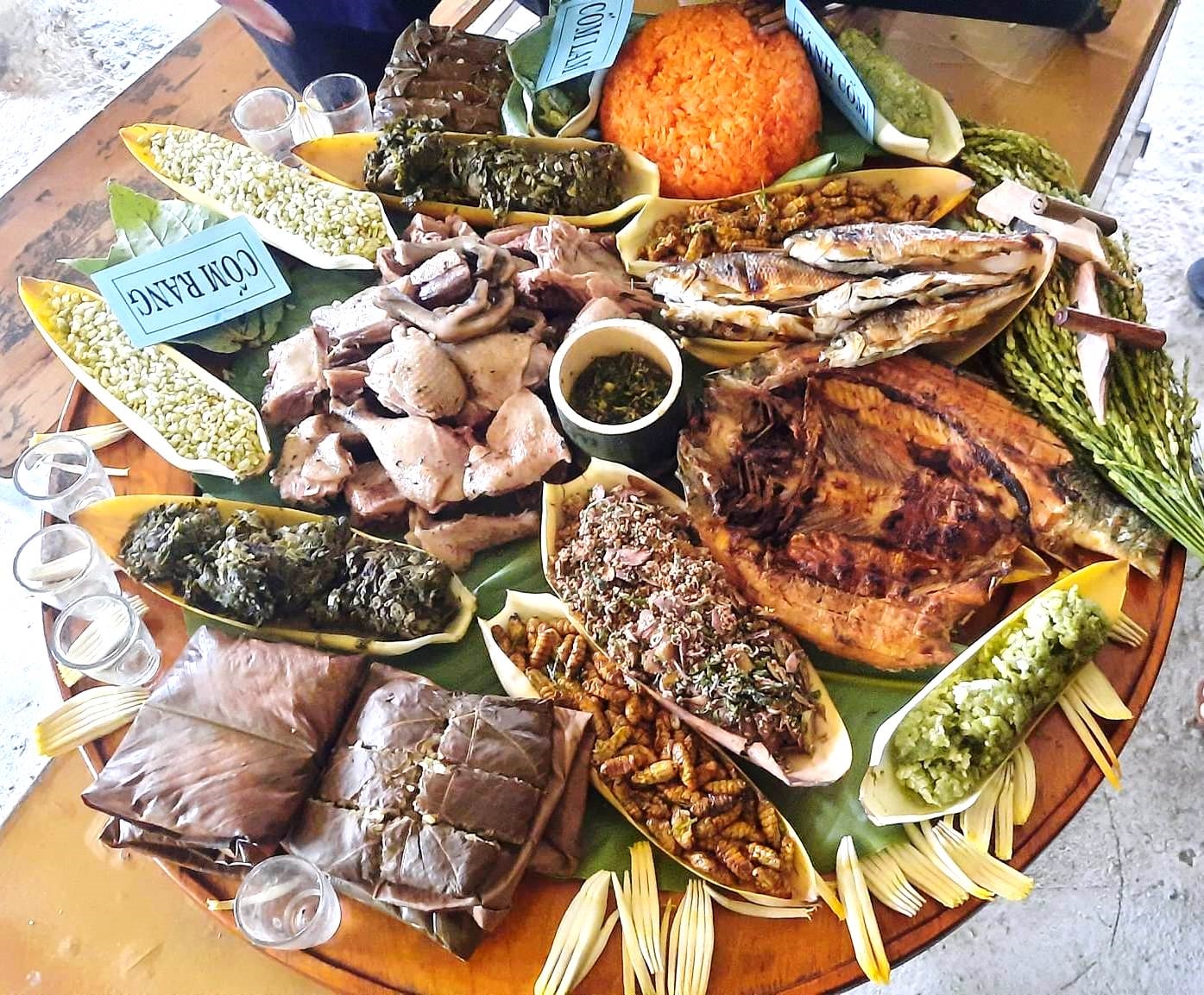 Mâm cơm truyền thống của người dân tộc vùng Tây Bắc (Nguồn: dantoctongiao.congly) Mâm cơm truyền thống của người dân tộc vùng Tây Bắc (Nguồn: dantoctongiao.congly)