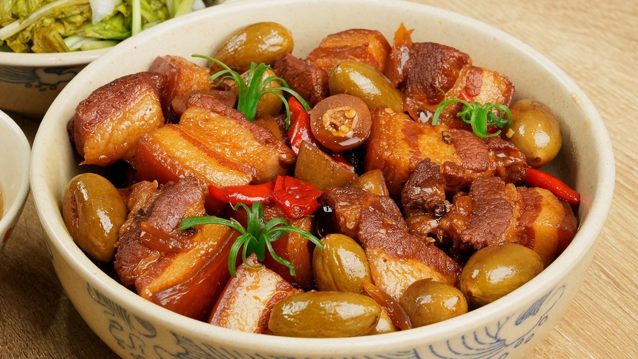 Món ăn gia đình Phú Thọ - Trám om kho thịt (Nguồn: Cook béo) Món ăn gia đình Phú Thọ - Trám om kho thịt (Nguồn: Cook béo)