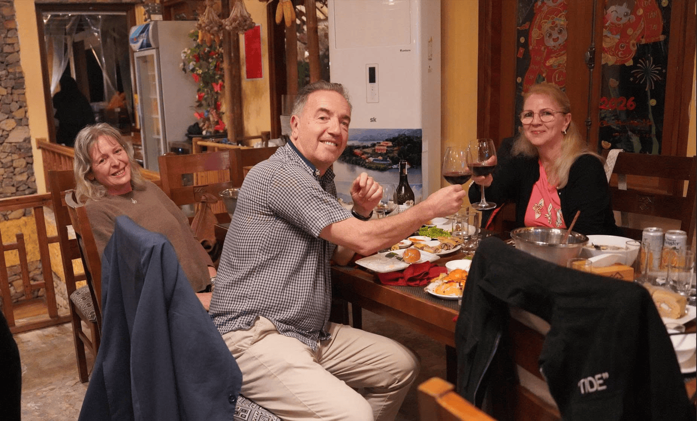 Những vị khách cũng nâng ly chia sẻ khoảnh khắc đáng nhớ này